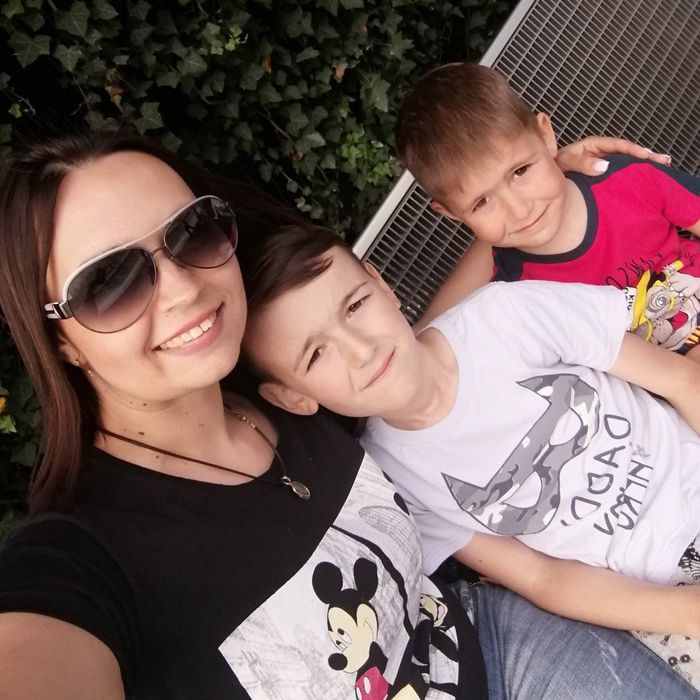 Мама Ангелина с сыновьями Вадимом и Димой